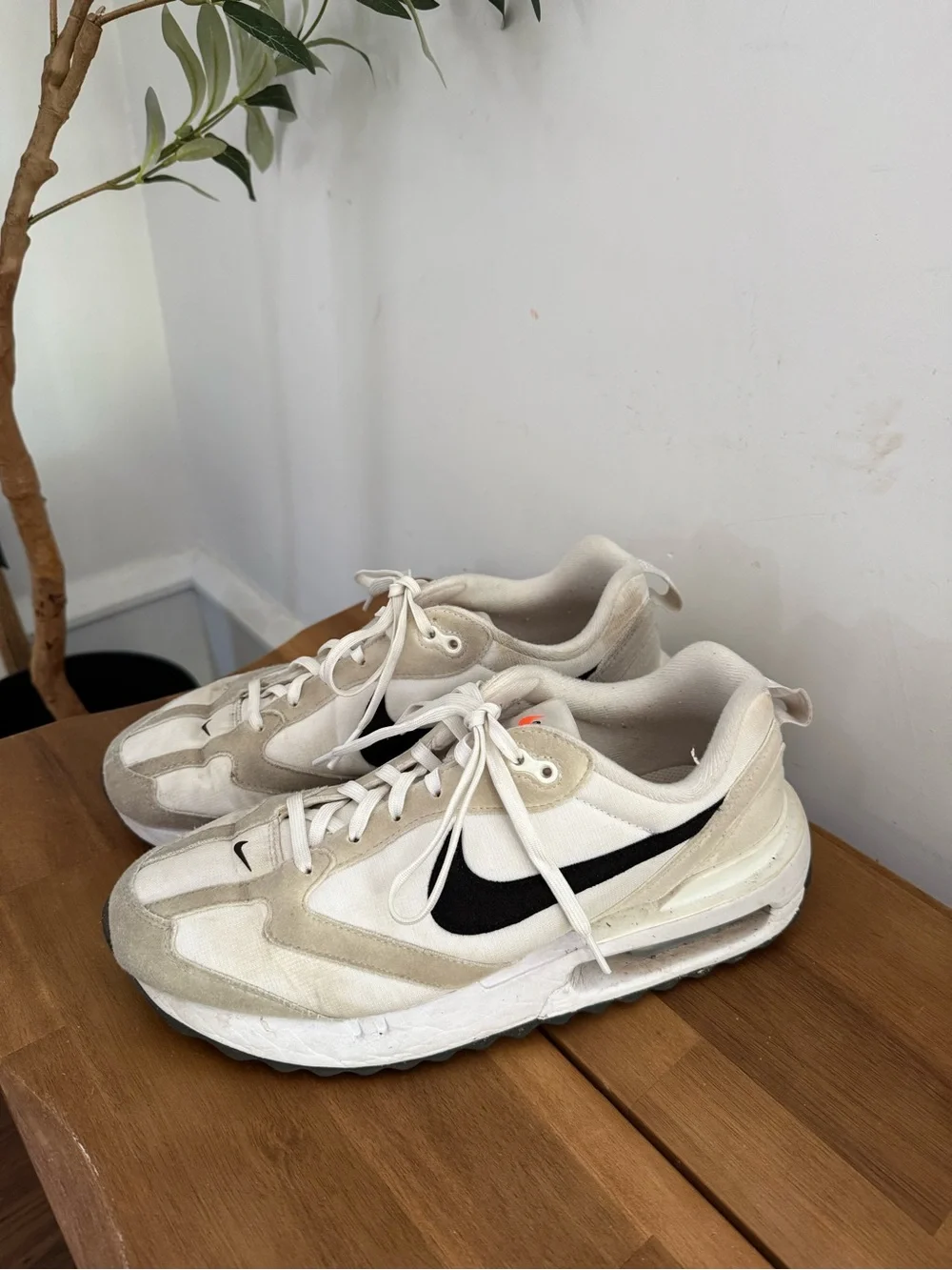 Nike White and Black Low-Top Sneakers
